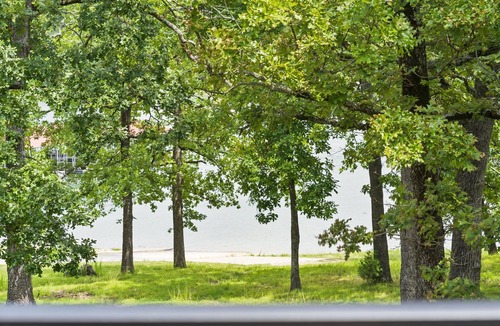 Branson House | Direct Lakefront with Views, Air Hockey, Close to Sdc with Free Tickets!