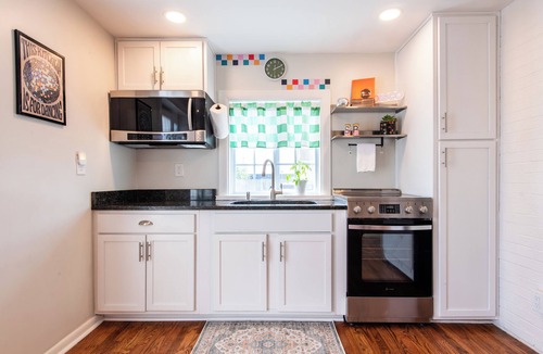 Jeffersonville House | Disco Record-Themed. 2BD/1BA Sleep 5 . Fire Pit. Dog-Friendly. Walkable