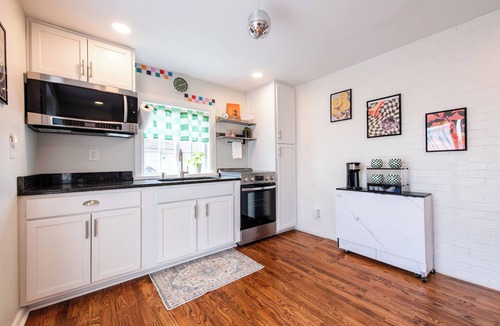 Jeffersonville House | Disco Record-Themed. 2BD/1BA Sleep 5 . Fire Pit. Dog-Friendly. Walkable