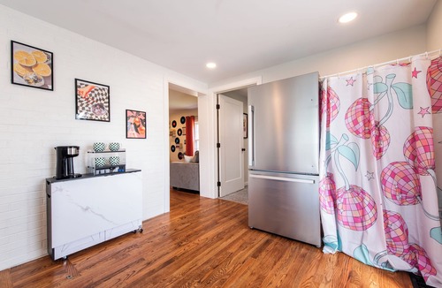Jeffersonville House | Disco Record-Themed. 2BD/1BA Sleep 5 . Fire Pit. Dog-Friendly. Walkable
