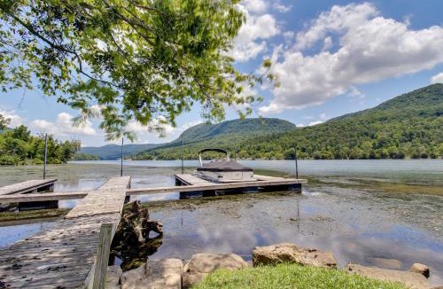 Whiteside House | Dock & Hot Tub: Tennessee River Cabin Getaway