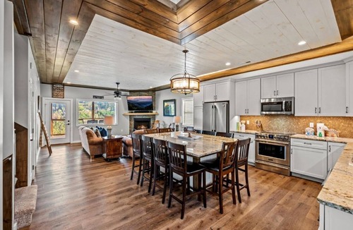 Chalet Village North Cabin | Dog-Friendly Epic Mtn View HotTub 5 King Bed