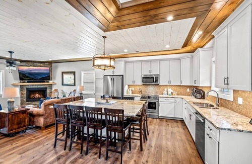 Chalet Village North Cabin | Dog-Friendly Epic Mtn View HotTub 5 King Bed