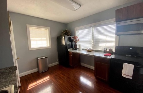 Taylor Berry House | Dolphins Cove | Hot Tub | Near Churchill Downs 2 Bedroom