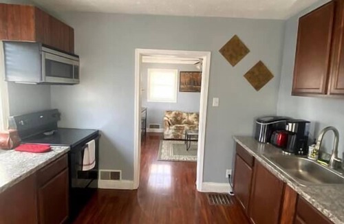 Taylor Berry House | Dolphins Cove | Hot Tub | Near Churchill Downs 2 Bedroom