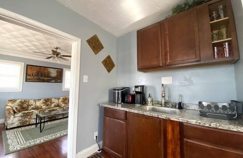 Taylor Berry House | Dolphins Cove | Hot Tub | Near Churchill Downs 2 Bedroom