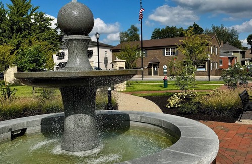 Bardstown Apartment | Downtown Bardstown. 2 BLOCKS FROM KBF! 2 KING BEDS WALK TO EVERYTHING!