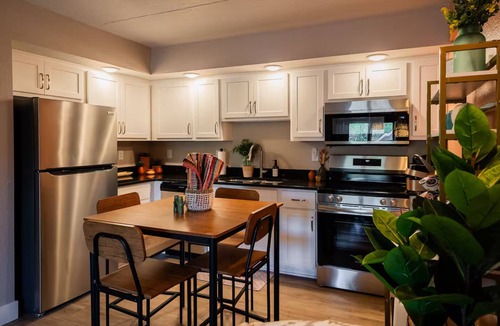 Downtown Branson Condo | Downtown BOHO condo. Walk to Branson Landing. Pool/Fitness Center