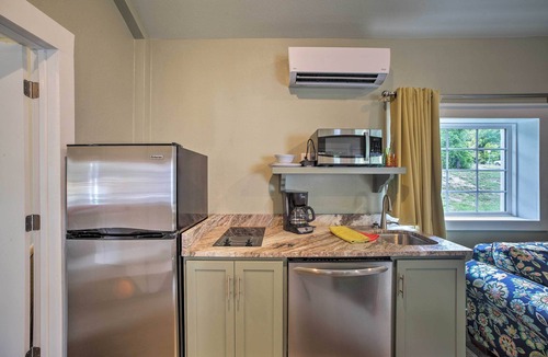 Downtown Branson Cottage | Downtown Branson Cottage w/Pool Access!