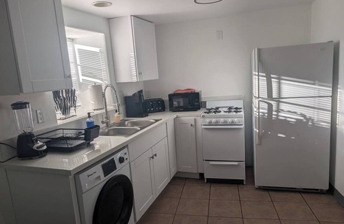 Barelas Apartment | Downtown District - Modern Apt Yard, King Bed, W/D