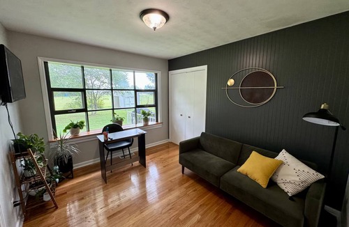 Elizabethtown House | Downtown Elizabethtown Mid-Century Charm Home