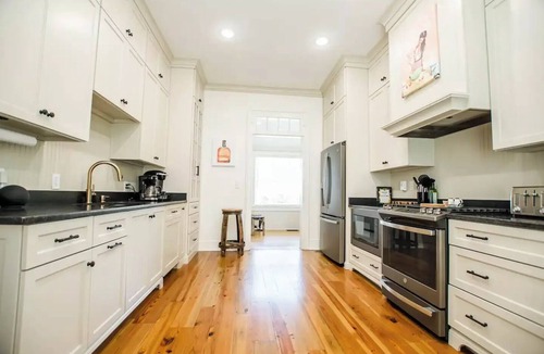 Bardstown House | Downtown, Luxury Rock‘n Roll/Bourbon vibe, Historic Home, indoor sauna, 3 kings