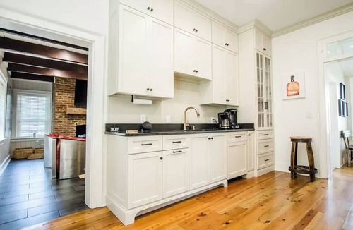 Bardstown House | Downtown, Luxury Rock‘n Roll/Bourbon vibe, Historic Home, indoor sauna, 3 kings