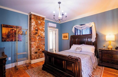 Maryville House | Downtown Maryville Luxury Room Private Ensuite