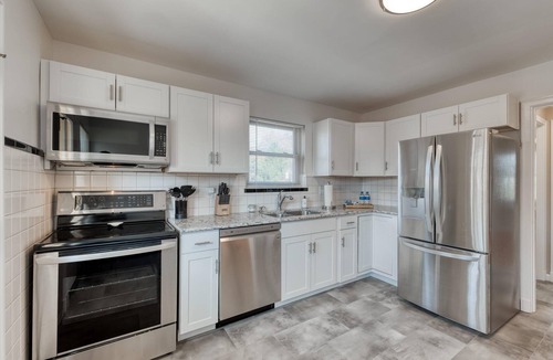 Edwardsville House | Downtown Midcentury Home- Walk to Everything!