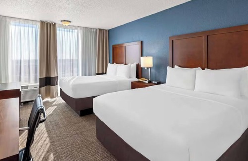 South Central Omaha Hotel | Downtown Omaha Stay – Steps from Old Market, Zoo, Riverfront, Pool & Breakfast