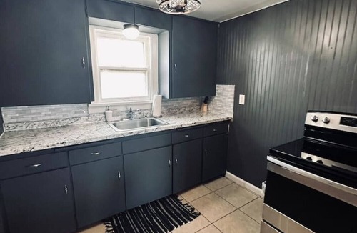 Russell Condo | Downtown Russell 1BD/1BA Condo w/Kitchen/Fireplace/Grill/Pet-Friendly-2PP