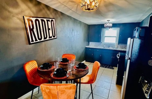Russell Condo | Downtown Russell 1BD/1BA Condo w/Kitchen/Fireplace/Grill/Pet-Friendly-2PP