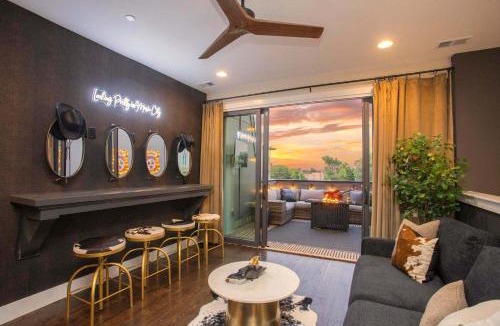 Buena Vista House | Downtown Views Glam Stations Close to Broadway