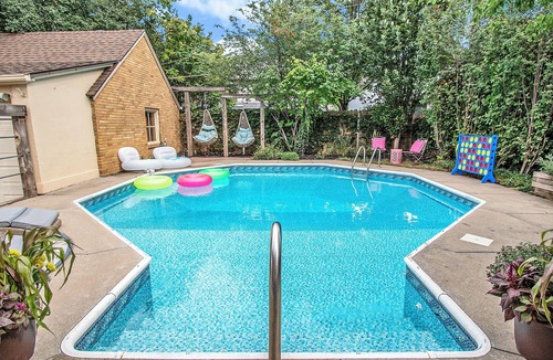 Dundee-Happy Hollow Historic District House | Dundee Gem, heated salt water pool, holiday décor