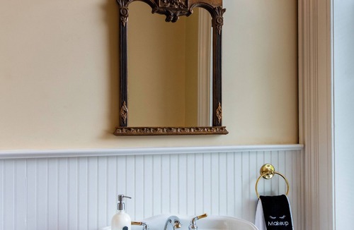 Old Louisville Bed & Breakfast | DuPont Mansion Bed & Breakfast