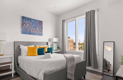 Hadley - Washington Condo | E303 ~ Penthouse Corner Unit w/ Balcony ~ 2 miles Gulch, Broadway & Downtown ~ Parking ~ Fast WiFi