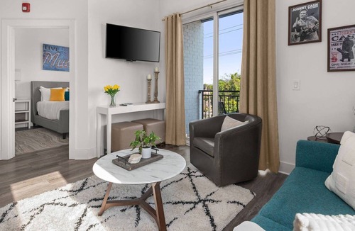 Hadley - Washington Condo | E303 ~ Penthouse Corner Unit w/ Balcony ~ 2 miles Gulch, Broadway & Downtown ~ Parking ~ Fast WiFi