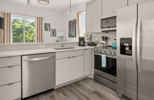 Hadley - Washington Condo | E303 ~ Penthouse Corner Unit w/ Balcony ~ 2 miles Gulch, Broadway & Downtown ~ Parking ~ Fast WiFi