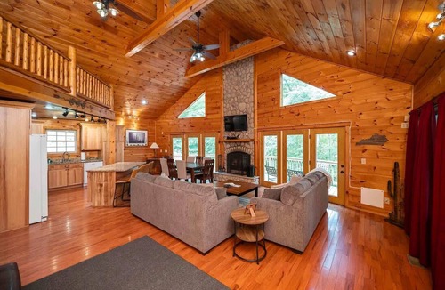 Means Cabin | Eagle View RRG -Hot Tub- Newly updated | WiFi