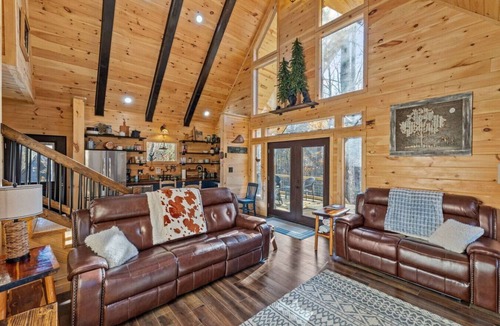 Rogers Cabin | EagleRock Retreat- Pet Friendly, Hot Tub, Firepit, WiFi