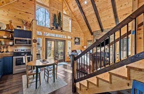 Rogers Cabin | EagleRock Retreat- Pet Friendly, Hot Tub, Firepit, WiFi