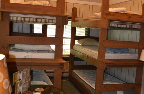 Morehead City Cabin | East Lodge - Group Friendly! Free Wifi and Cable TV included