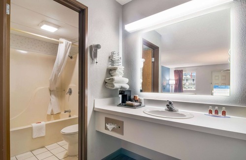 Branson Theater District Hotel | Econo Lodge Branson Theater District