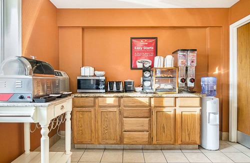 Hays Hotel | Econo Lodge Hays I-70