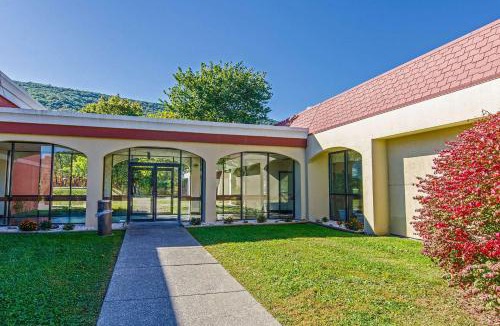 Norton Hotel | Econo Lodge Inn & Suites Norton - Wise South