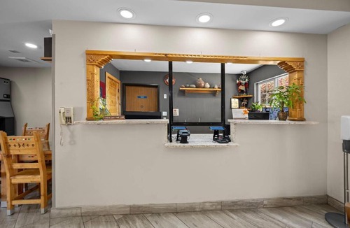 Southside Hotel | Econo Lodge Inn & Suites Santa Fe South