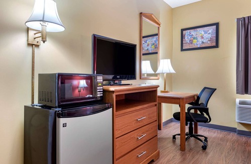 Buechel Hotel | Econo Lodge Louisville Airport