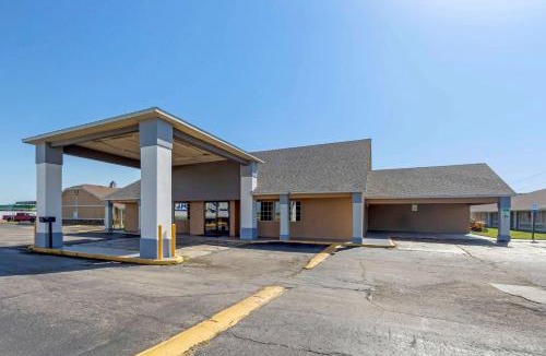Pryor Cabin | Econo Lodge Pryor