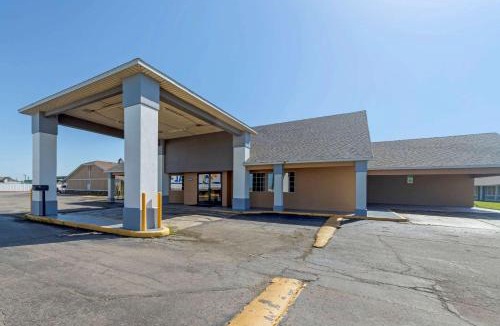 Pryor Cabin | Econo Lodge Pryor