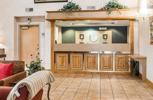 Newport Hotel | Econo Lodge