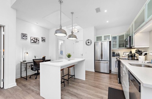 Downtown Kansas City Condo | Elegant Downtown KC Retreat w/Gym, King Bed, Free Parking & Massage Chair