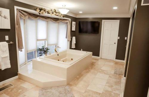 Owensville House | Elegant Glamping Vacation Rental in Missouri - Tranquil Getaway Suitable for 10 People near Owensville