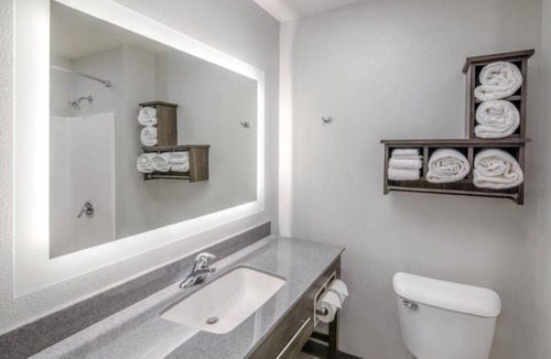 Beatrice Hotel | Elegant Room Parking Included Near Speedway And Riverside Park Trails