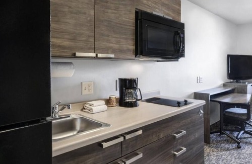 Beatrice Hotel | Elegant Room Pet Friendly Near Beatrice Speedway And Historical Museum Tours