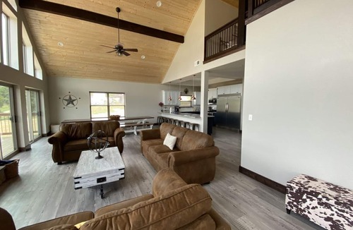Lampe Cabin | Elk Lodge-ADA plus water views & Pickleball Court