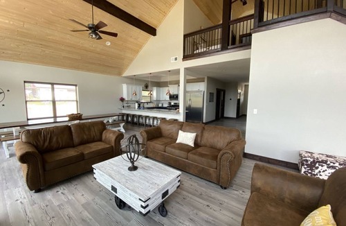 Lampe Cabin | Elk Lodge-ADA plus water views & Pickleball Court