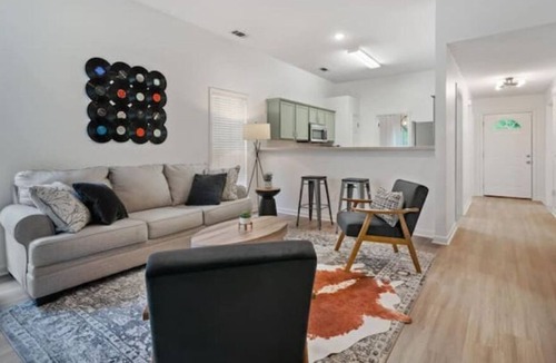 Cordova House | Elvis in the burbs - Stylish home in Cordova