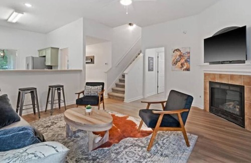 Cordova House | Elvis in the burbs - Stylish home in Cordova