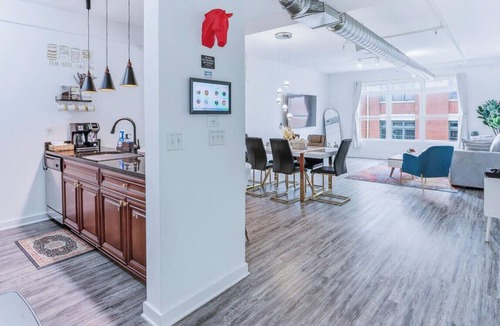 Downtown Memphis Apartment | `Elvis - The Legend` Loft - Steps from Attractions