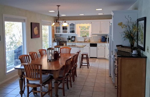Arley House | EMERALD LAKESHORE - Your perfect water's edge retreat! 4 BRs, sleeps 9 plus Kids